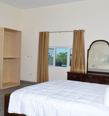 King Bachelor Apartment With Walk Out Pool Deck